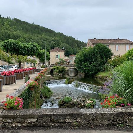 Spacious Apartment In A Charming, Tranquil Village Saint-Vincent-Rive-d'Olt Bagian luar foto