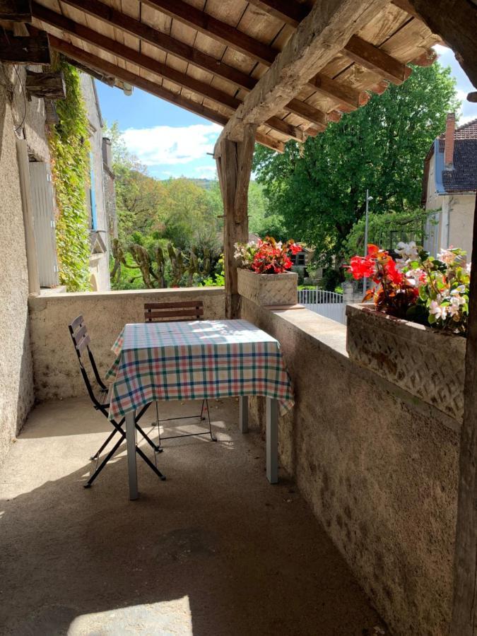 Spacious Apartment In A Charming, Tranquil Village Saint-Vincent-Rive-d'Olt Bagian luar foto